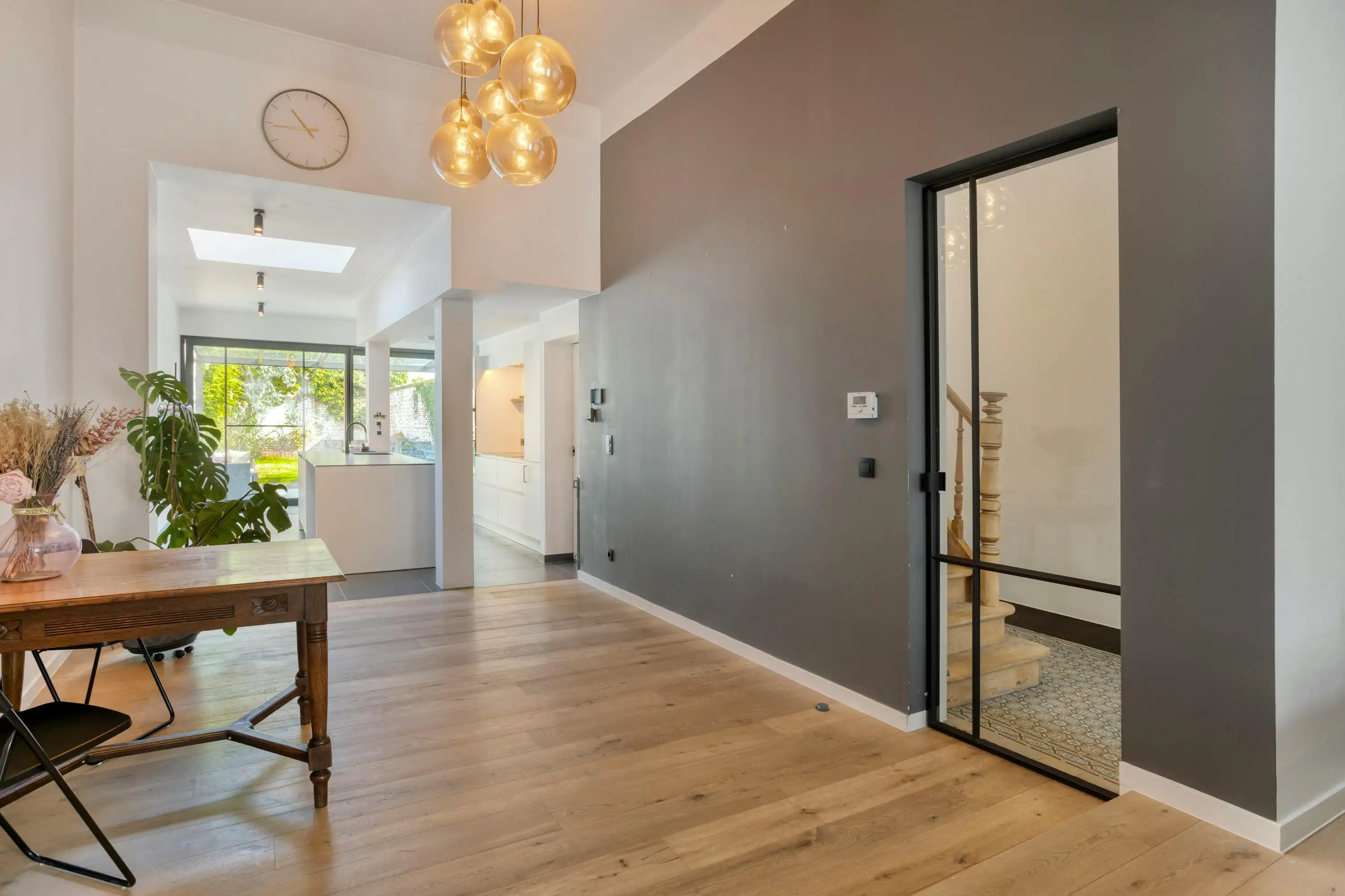 Kwalitatief gerenoveerde centrumwoning met tuin in Ieper foto 5