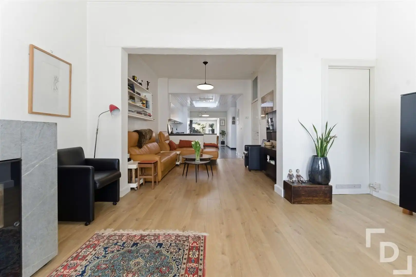 Ruime en energetische woning met uitweg en lostaande garage te koop in centrum Ieper. foto {{pictureIndex}}