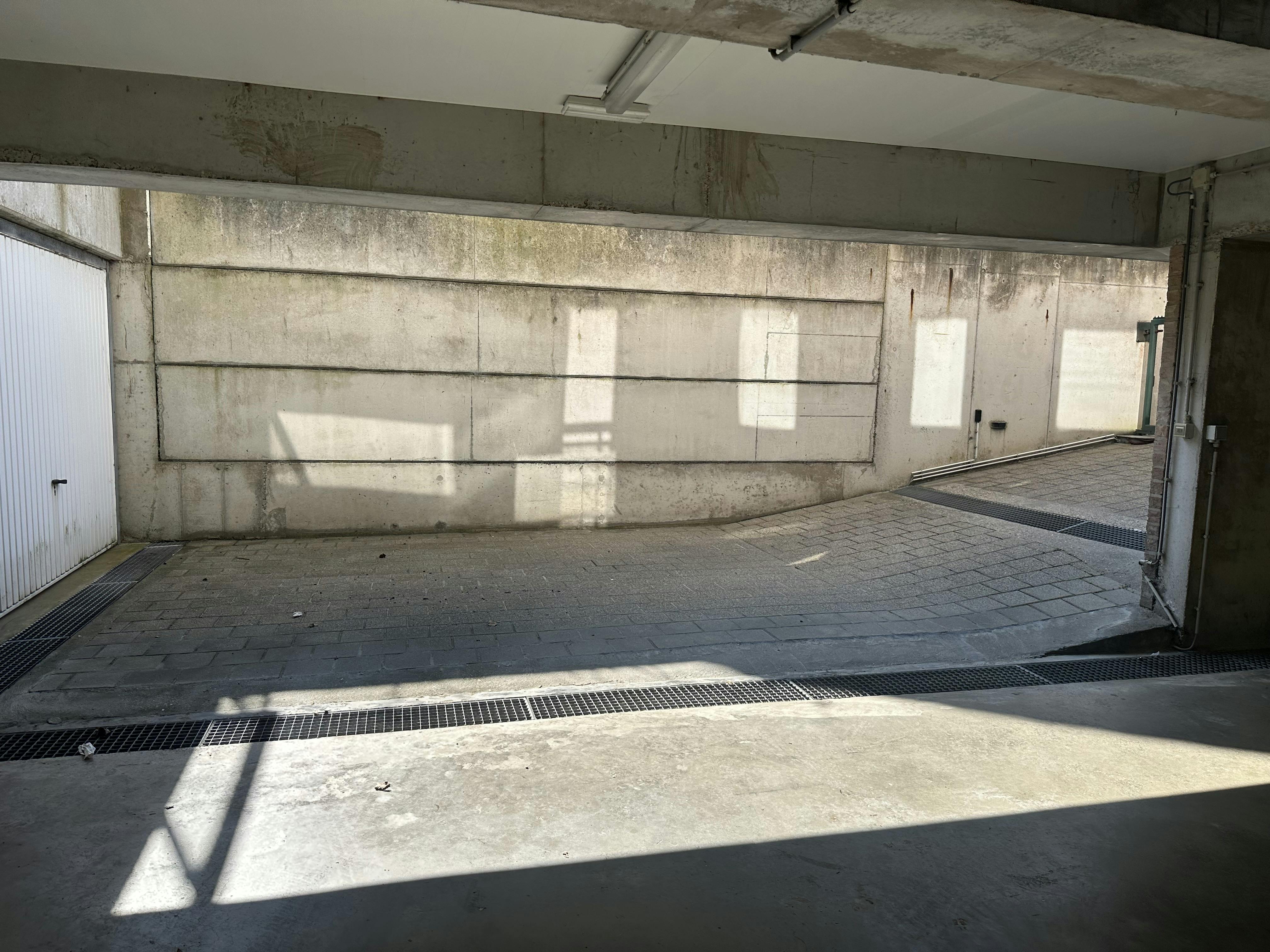 Goedgelegen garagebox te koop te centrum Westende-Bad! foto 4