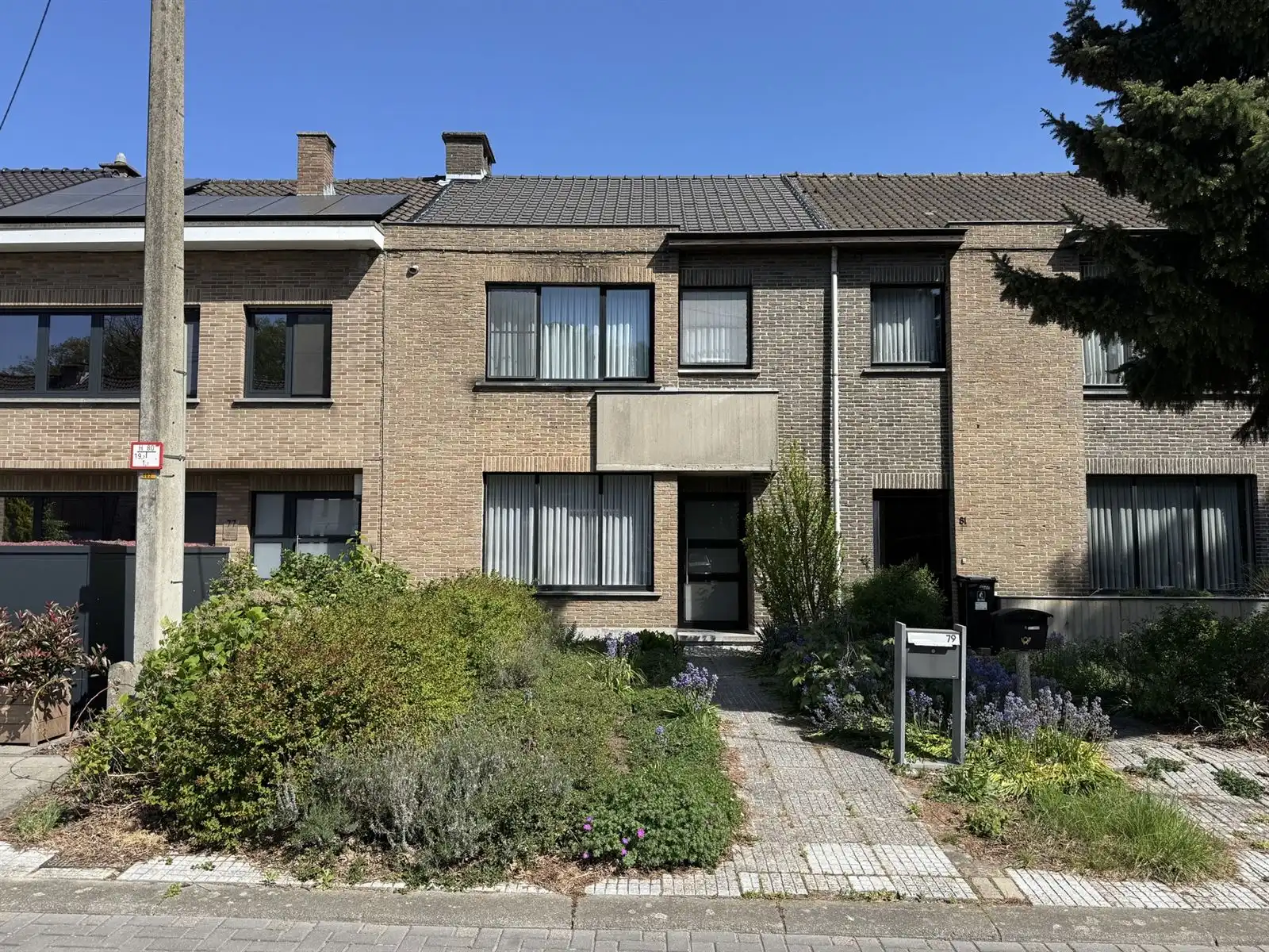 Gesloten bebouwing met garage foto {{pictureIndex}}