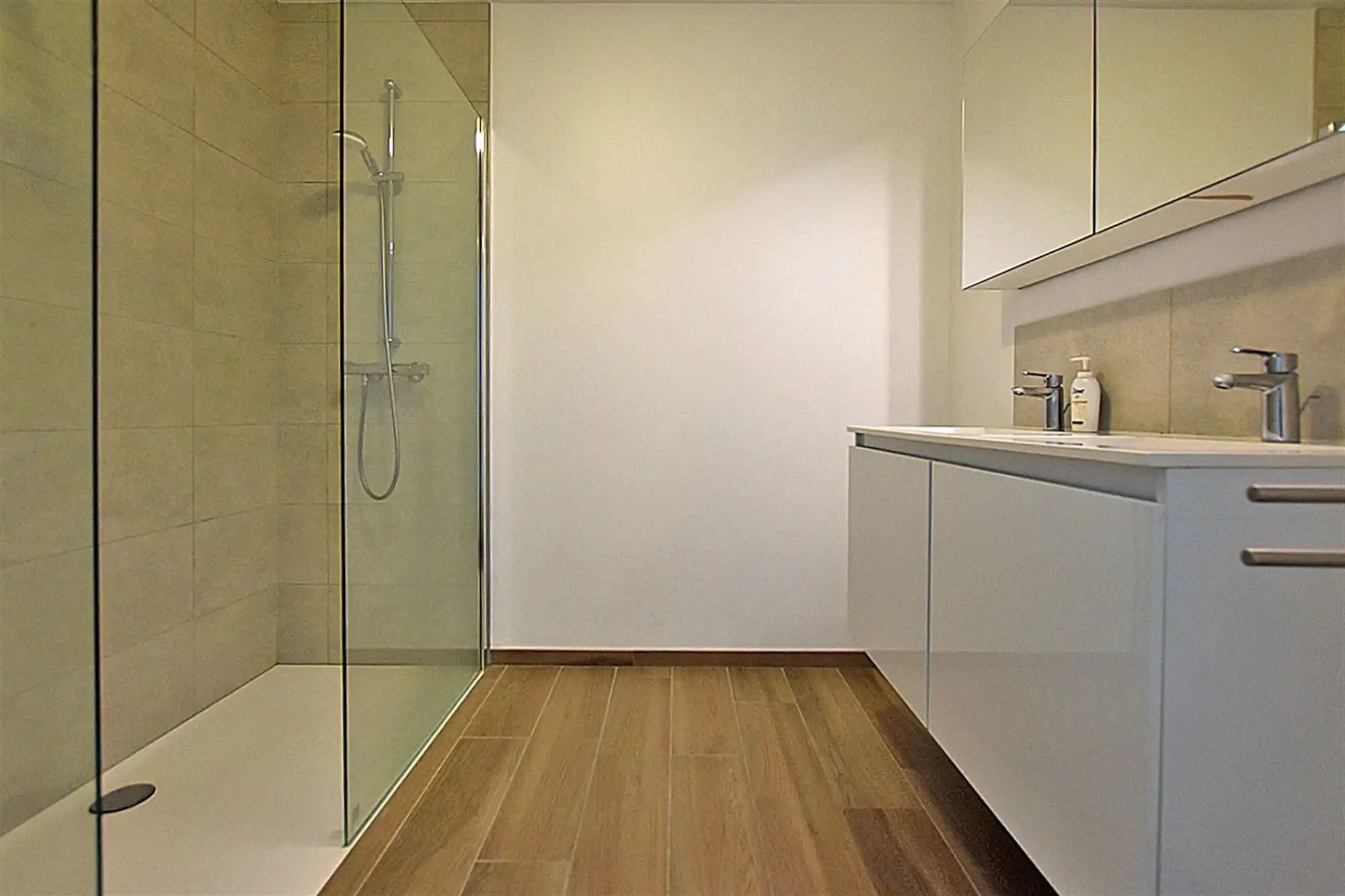 Recent, instapkl. APPARTEMENT met 2 slpks, terras & ruime garage foto 6