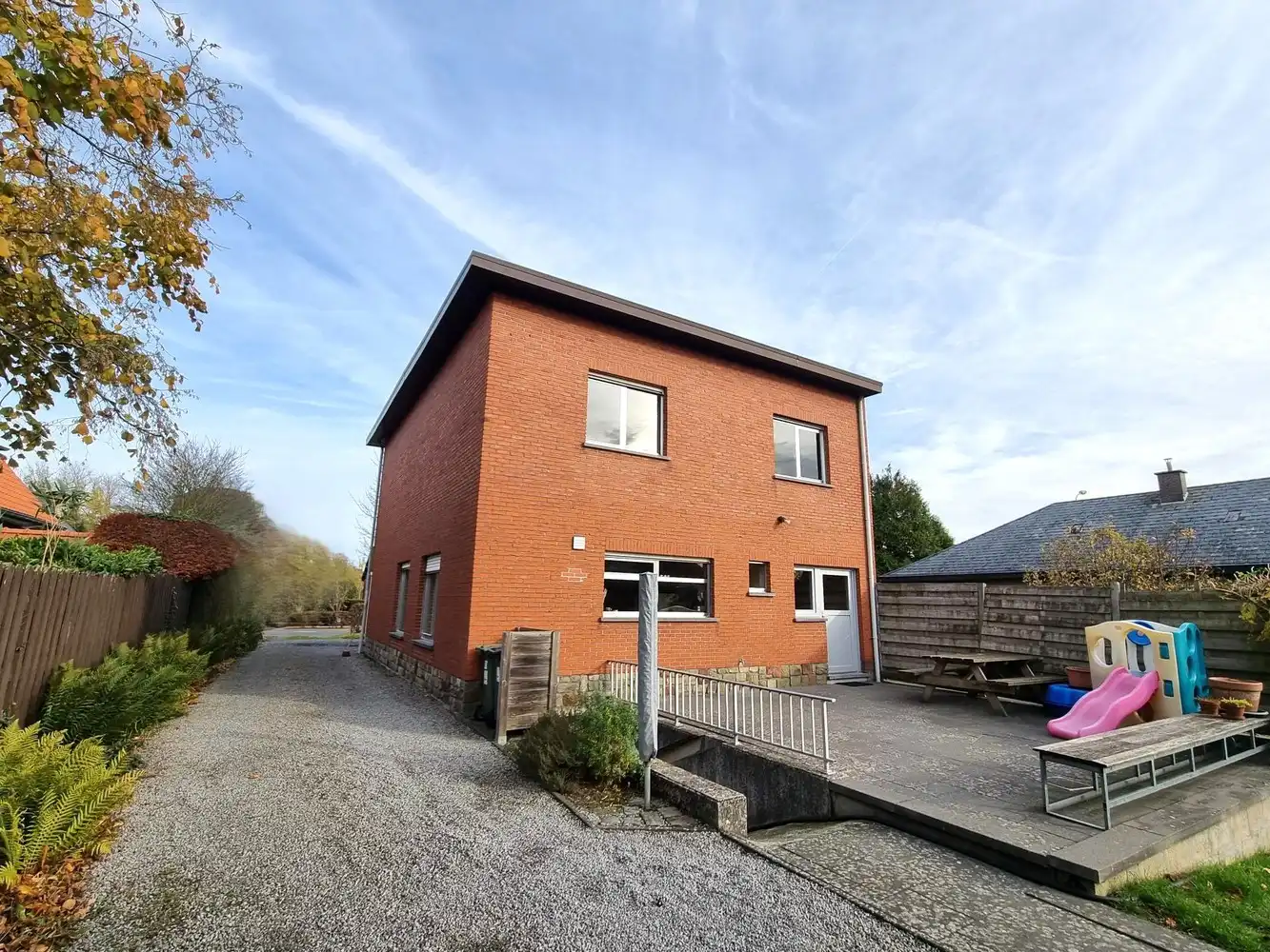 Instapklare gezinswoning, grote slaapkamers, nieuwe keuken en badkamer met zuidgerichte tuin en garage foto 20