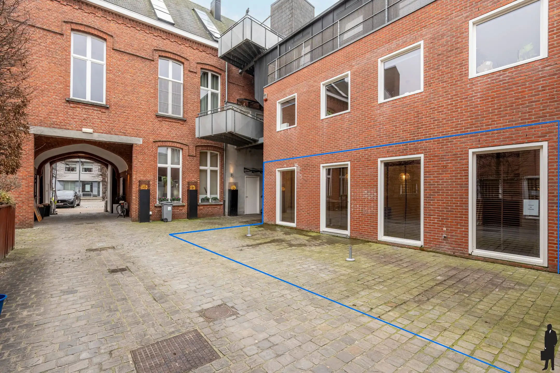 Kantoor/handelsruimte in het hartje van Hoogstraten foto {{pictureIndex}}