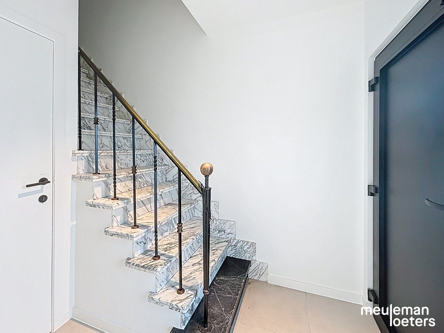 Instapklare woning met tuin en ruime garage foto 8