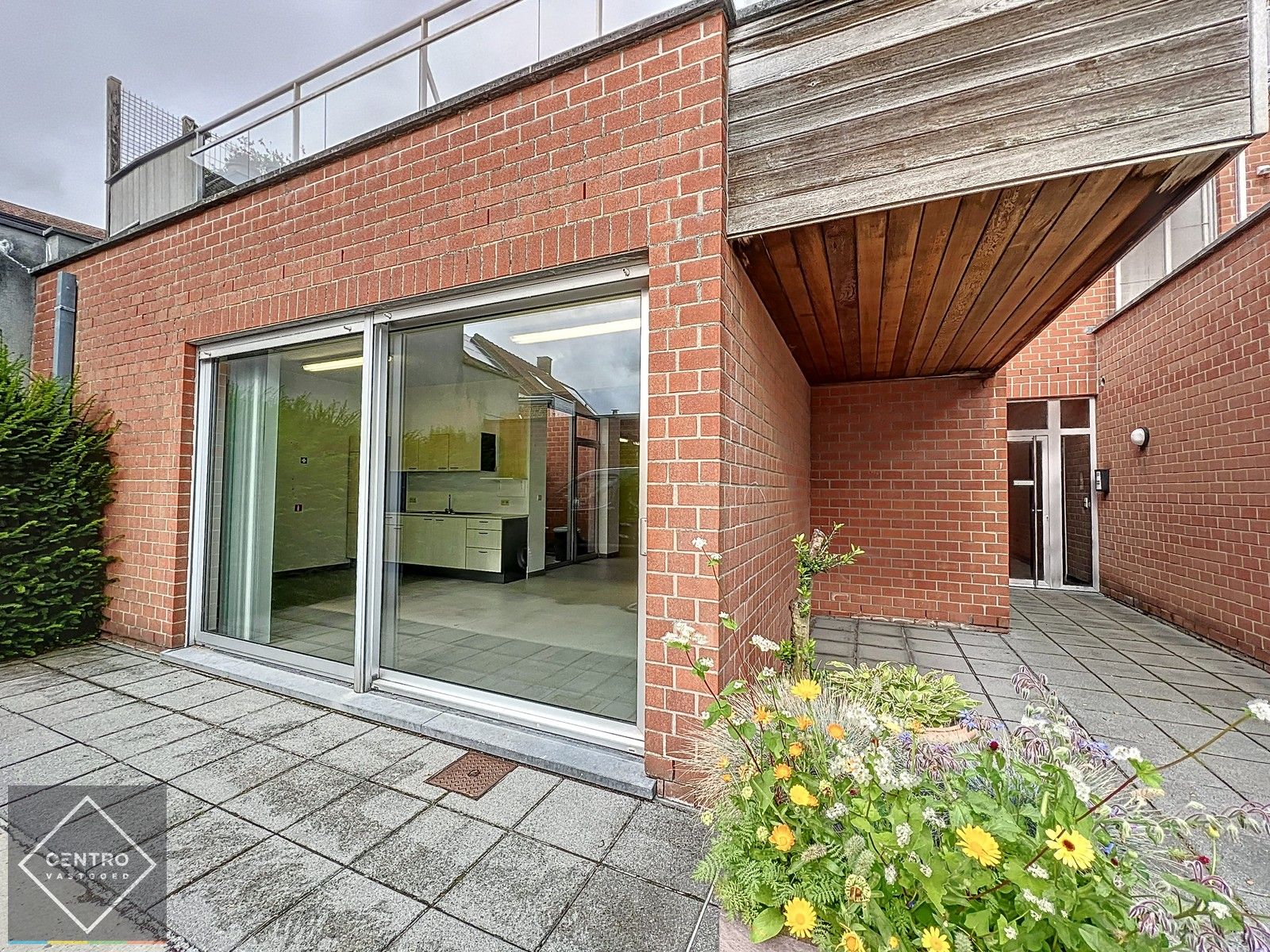 Handelspand  (winkel/kantoor) van 177m² mét patio TE HUUR in centrum Roeselare ! foto 16