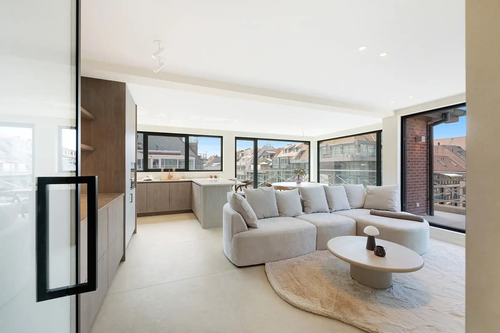 Prachtig gerenoveerd duplex hoekappartement nabij de Lippenslaan. foto 6
