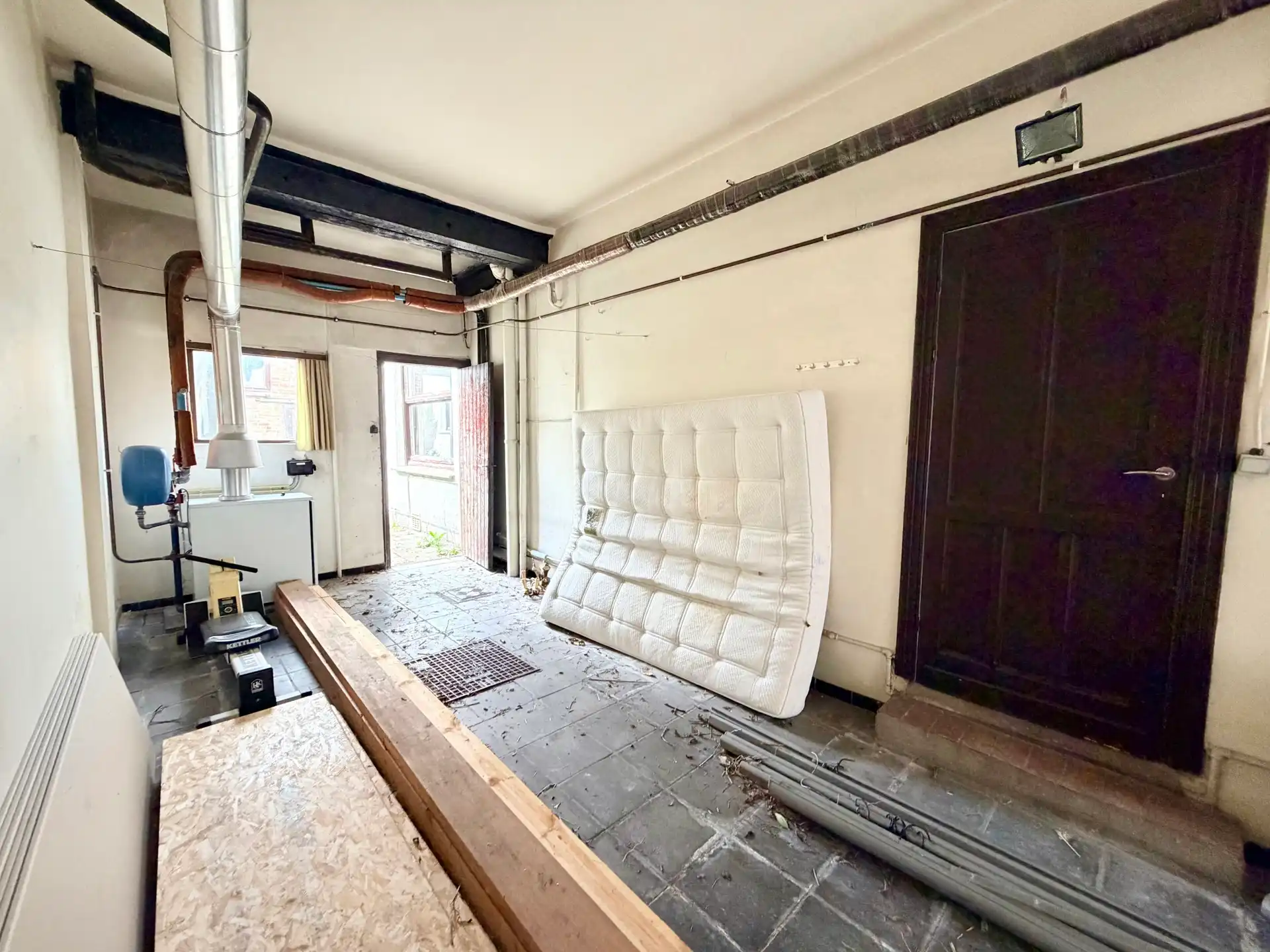 Ruime te renoveren woning met 4 slaapkamers, tuin en garage in Adinkerke te koop. foto 12