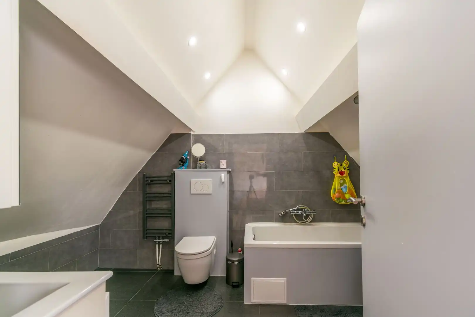 GERENOVEERDE WONING (EPC: B) MET 3 SLP + 2BDK ! foto 16