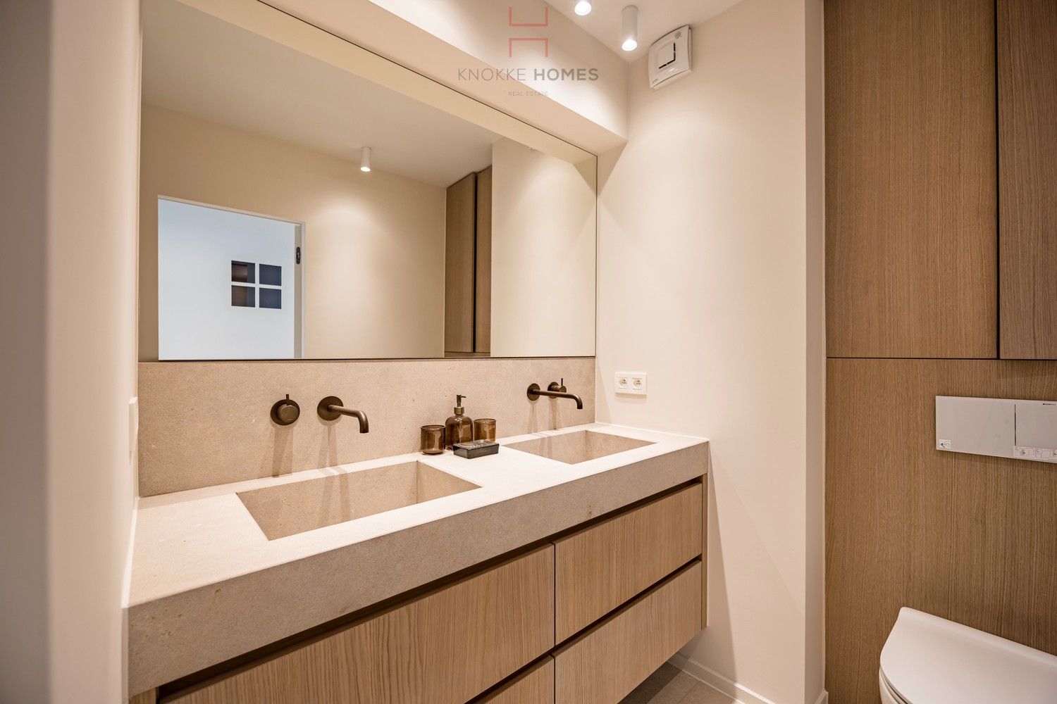 Volledig vernieuwd appartement met drie slaapkamers op de zeedijk van Duinbergen foto 20