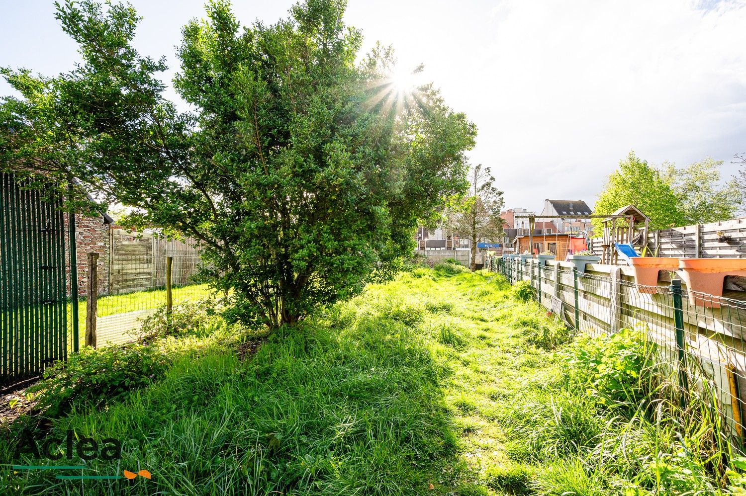 Te renoveren woning met 2/3 slpks en mooie tuin met uitweg foto 14