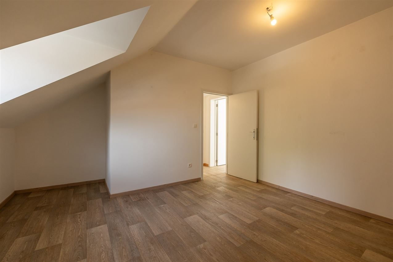 Gerenoveerde woning in rustige straat, 2 slaapkamers, ruime keuken, conforme elektriciteit en wandelroutes vlakbij. foto 22
