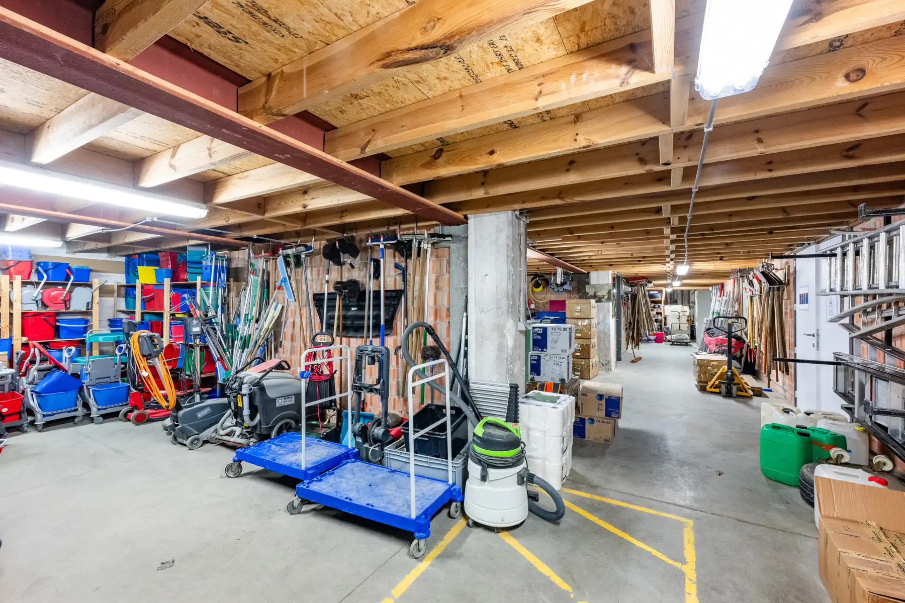 Ruim en veelzijdig bedrijfspand met parking en opslag foto 12