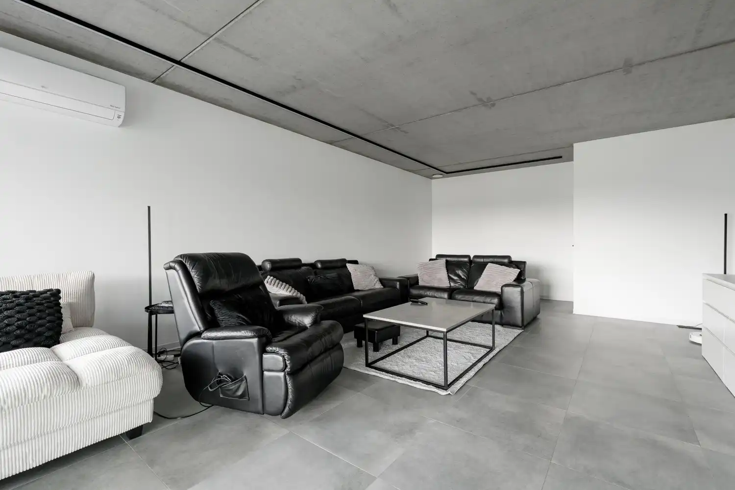 Moderne architecturale woning (2022) met 3 slaapkamers, bureau, kelder en ruime tuin te Pelt foto 6