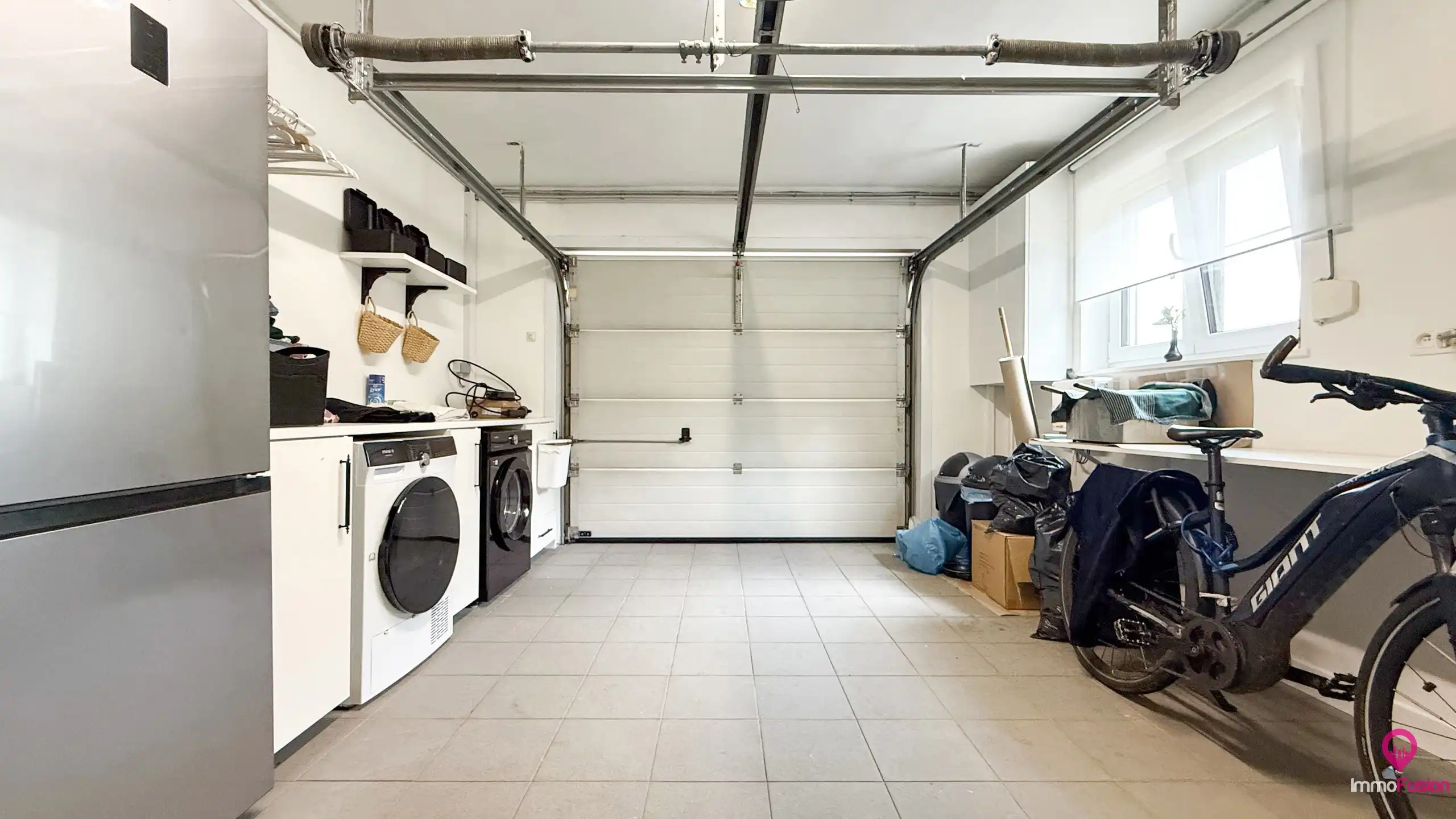 Ruime gerenoveerde gezinswoning met 4 slaapkamers op perceel foto 20
