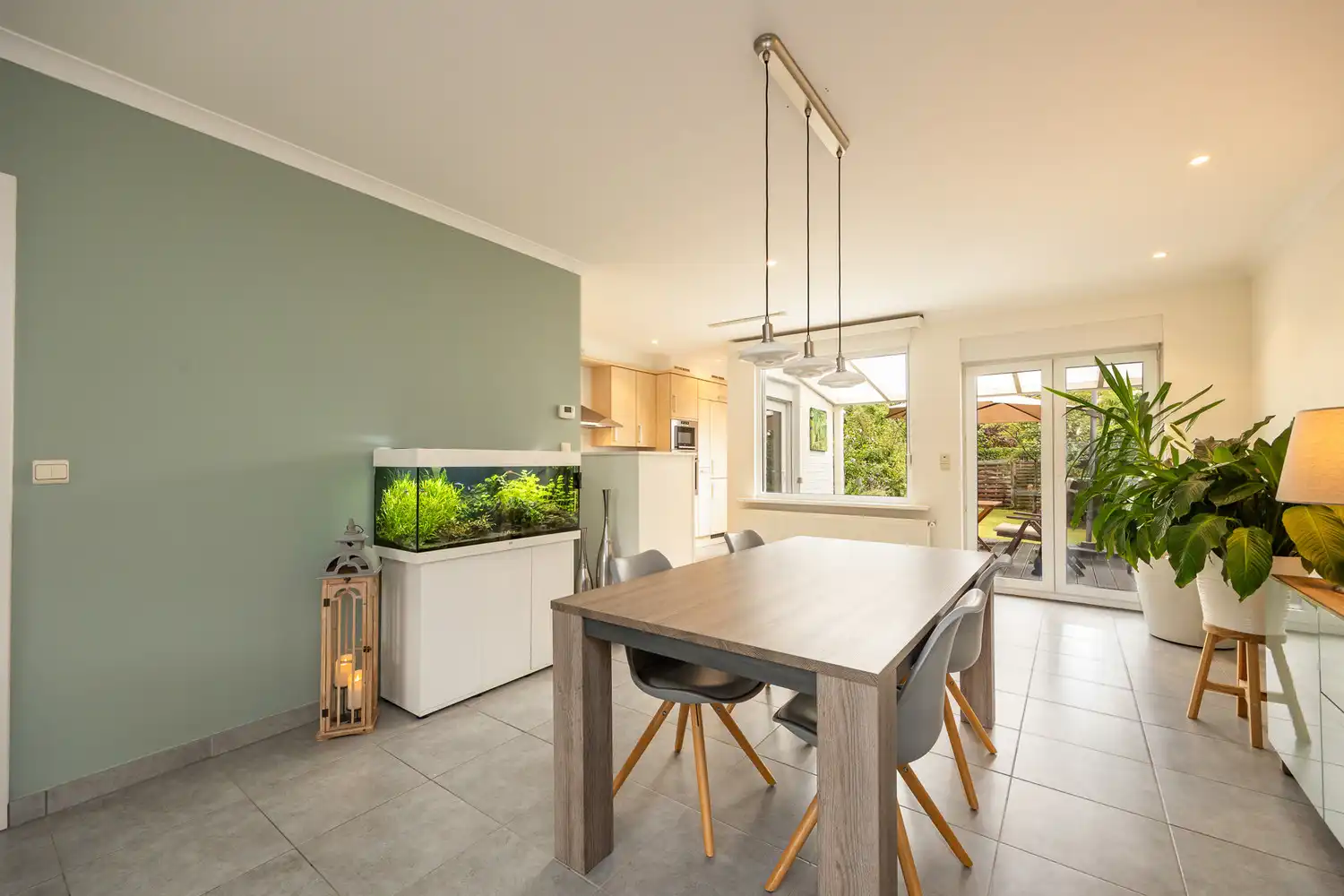 INSTAPKLARE GEZINSWONING MET 4 SLAAPKAMERS EN HEERLIJKE TUIN OP TOPLOCATIE OP DE GRENS EDEGEM/WILRIJK foto 7