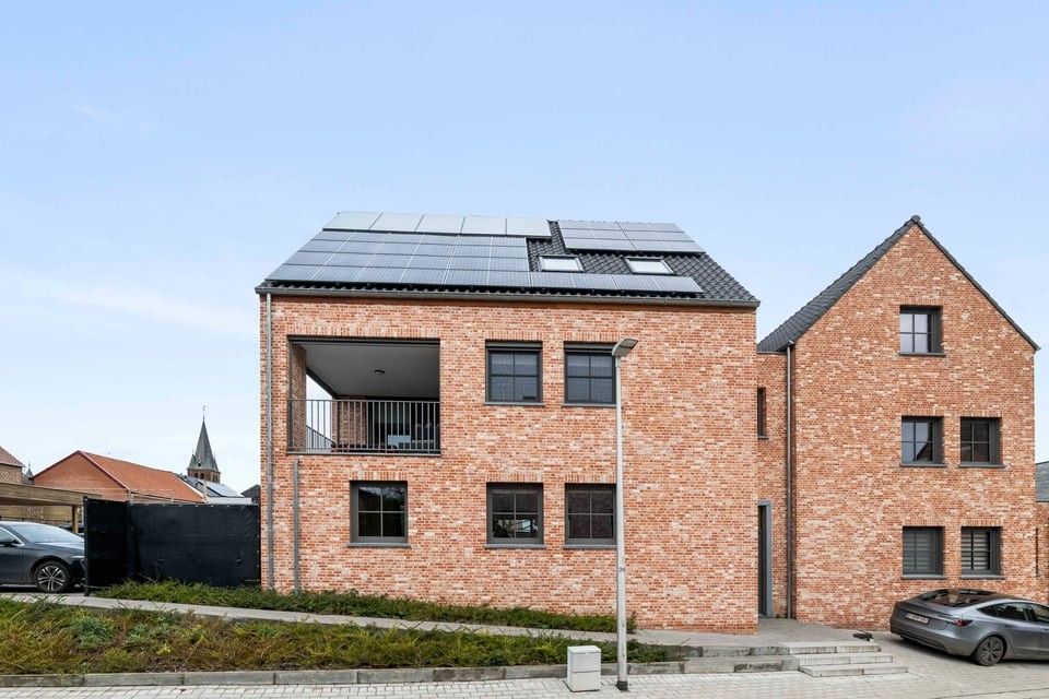 PRACHTIG NIEUWBOUWAPPARTEMENT MET 2 SLKS EN EEN STAANPLAATS IN HET LANDELIJKE HEERS foto {{pictureIndex}}