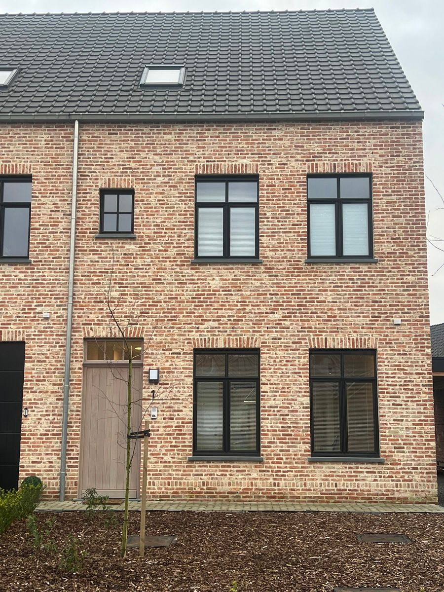 Instapklare nieuwbouwwoning met tuin en carport foto {{pictureIndex}}