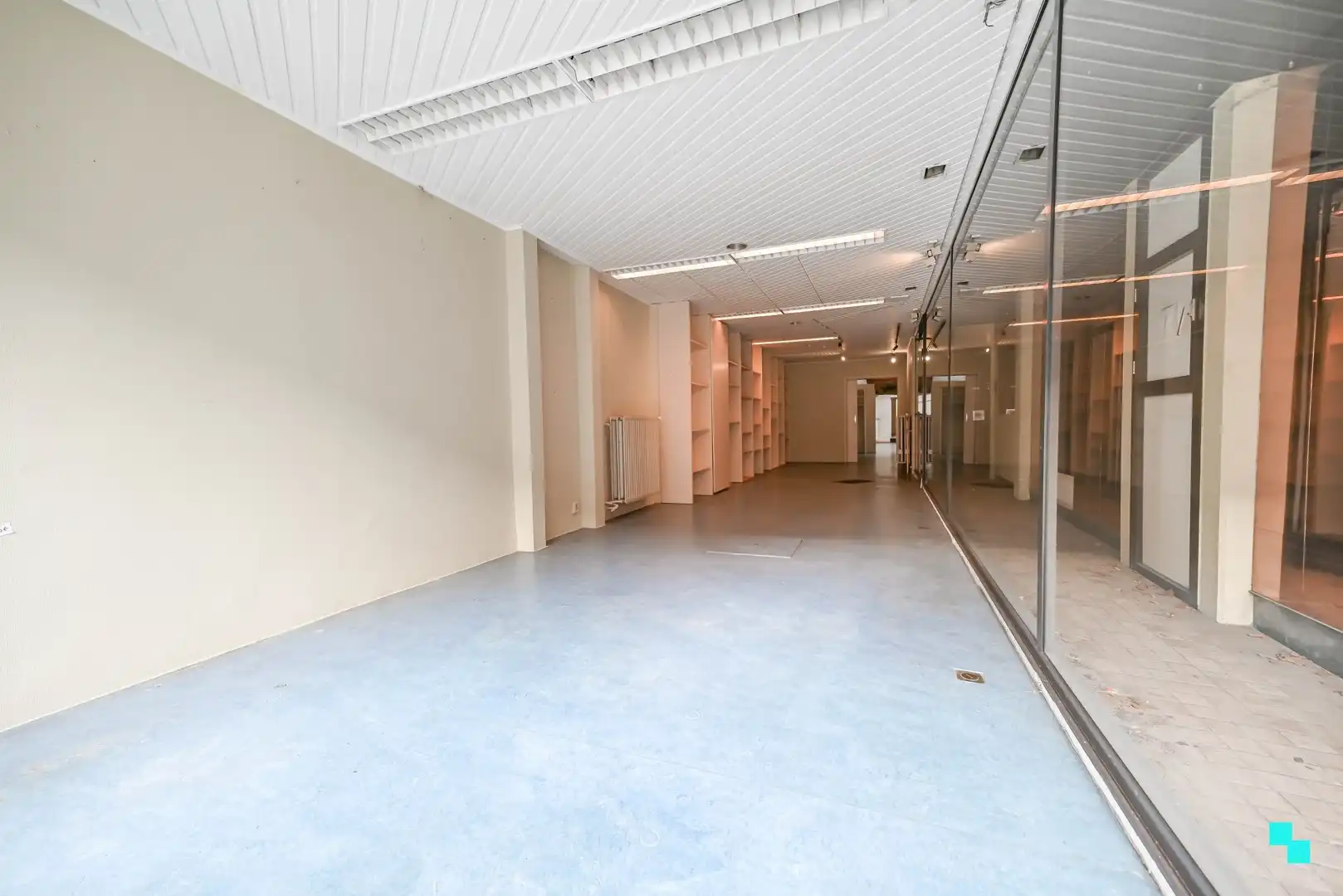 Opbrengsteigendom met winkelruimte én ruime garage in centrum Izegem foto 2