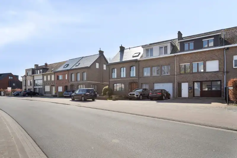 Ruime bel-etage met uitzonderlijke opslagruimte, 2 parkeerplaatsen en zonnige tuin foto 4