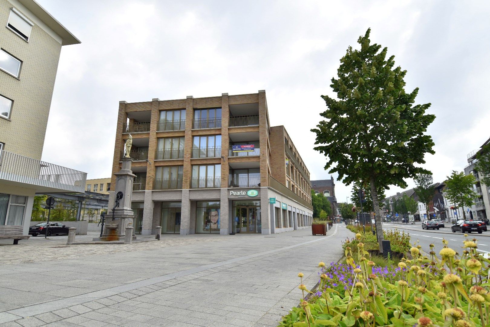 Instapklaar 2-slaapkamerappartement met autostaanplaats en kelderberging te koop in residentie 't Vrije te Harelbeke foto {{pictureIndex}}