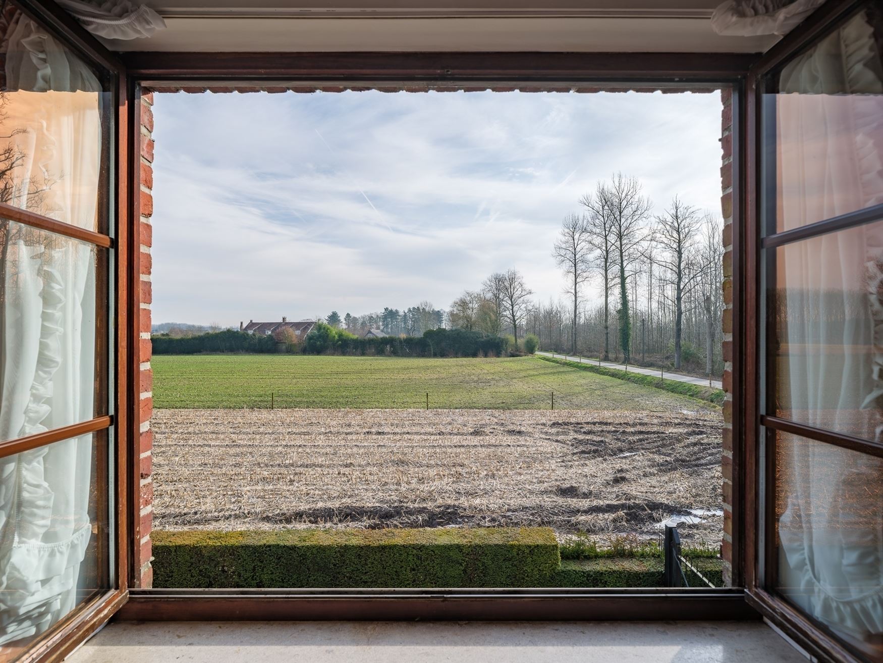 Villa met bijgebouwen op de grens met Hansbeke foto 13