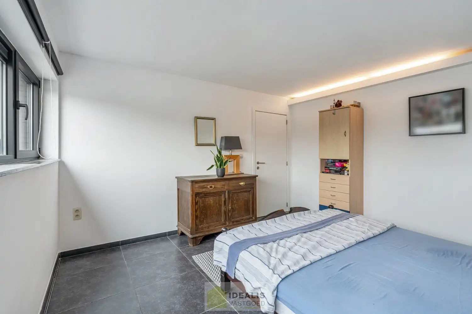 IDEALIS VASTGOED – GELIJKVLOERSE KANTOORRUIMTE MET BOVENLIGGEND APPARTEMENT OP EEN ZICHTLOCATIE IN DIEPENBEEK! Deze gelijkvloerse kantoorruimte van + - 105m² met bovenliggend apart toegankelijk appartement van + - 97 m² met zeer ruim terras is gelegen langs de Steenweg in Diepenbeek en heeft ruim voldoende parkeergelegenheid op eigen terrein. De perfecte zet voor zij die op zoek zijn naar een interessante investering op een zichtlocatie! foto 22