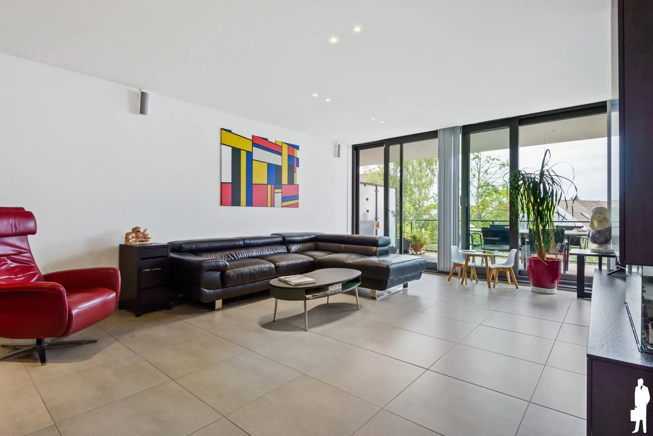 Stijlvol appartement met terras en 2 autostaanplaatsen foto 4