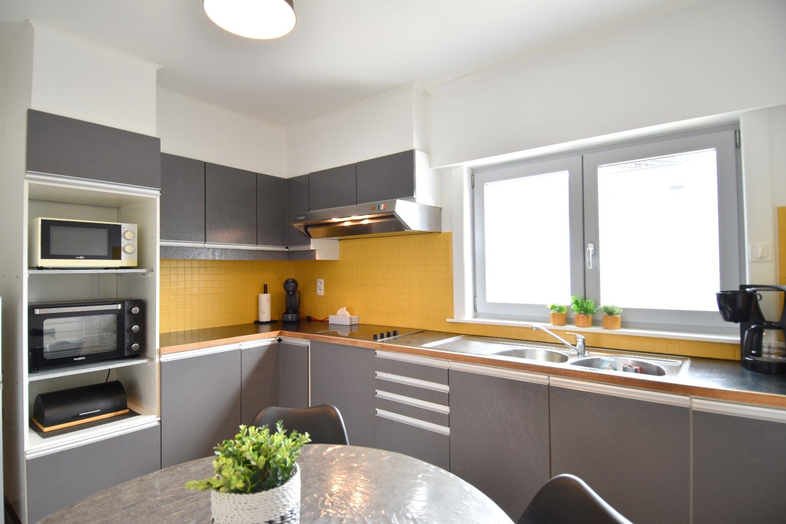 Verzorgde bel-etage met 3 slaapkamers, garage en carport te Lendelede foto 2