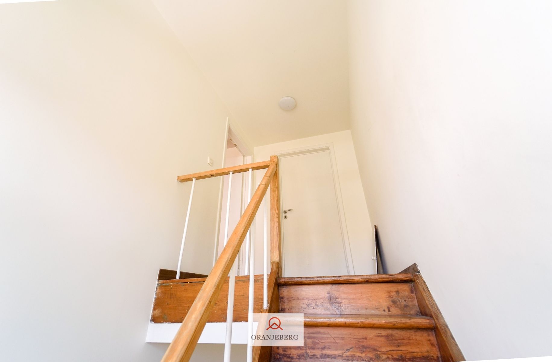 Ruime gerenoveerde burgerwoning nabij de Visserij foto 26
