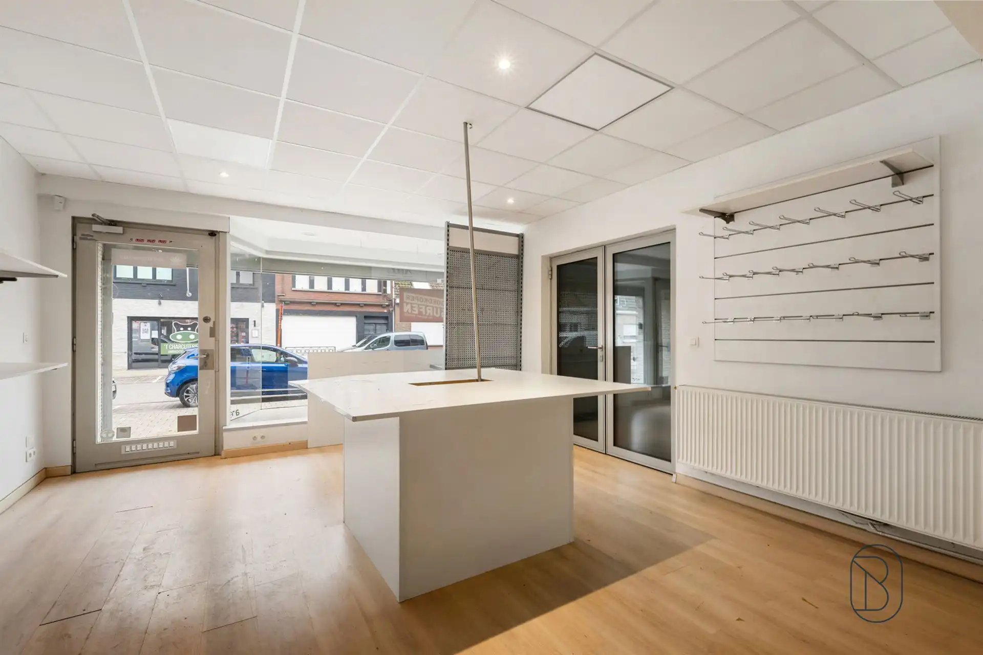 Handelspand met ruime woonst, garage en leuk terras foto 5