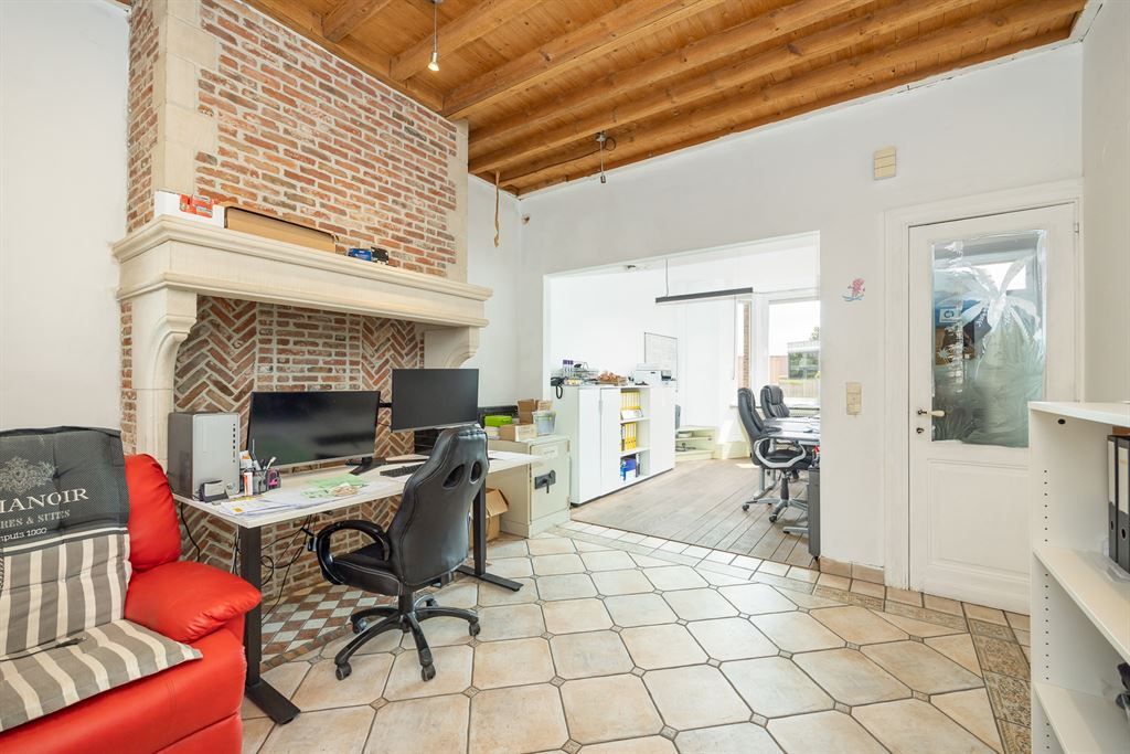 karaktervolle, te renoveren woning foto 3