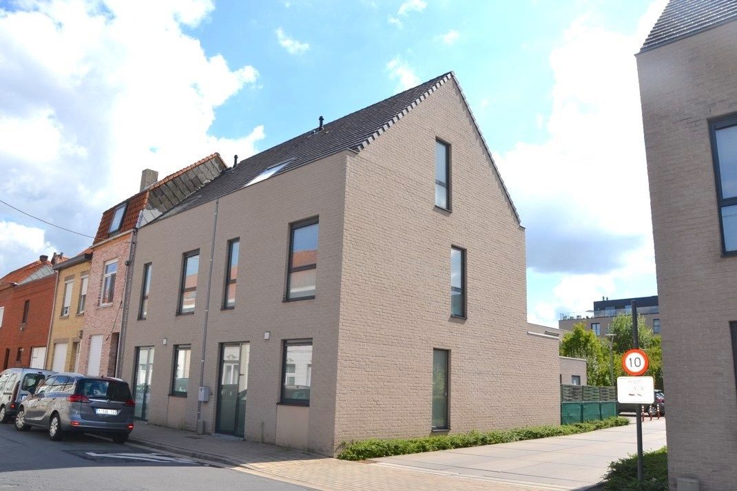 Ruime woning met 4 slaapkamers en autostaanplaats! foto 8