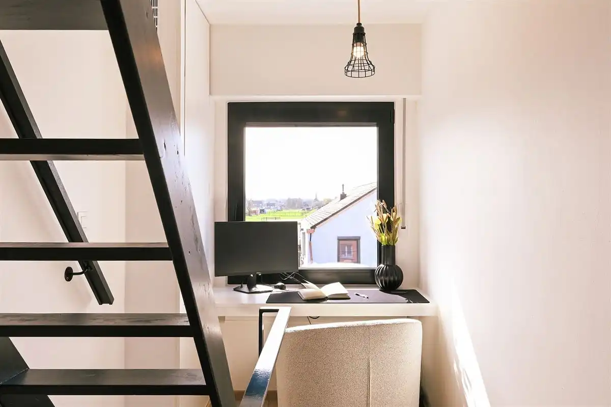 Geheel gerenoveerde woning met leuke tuin en grote garage foto 16