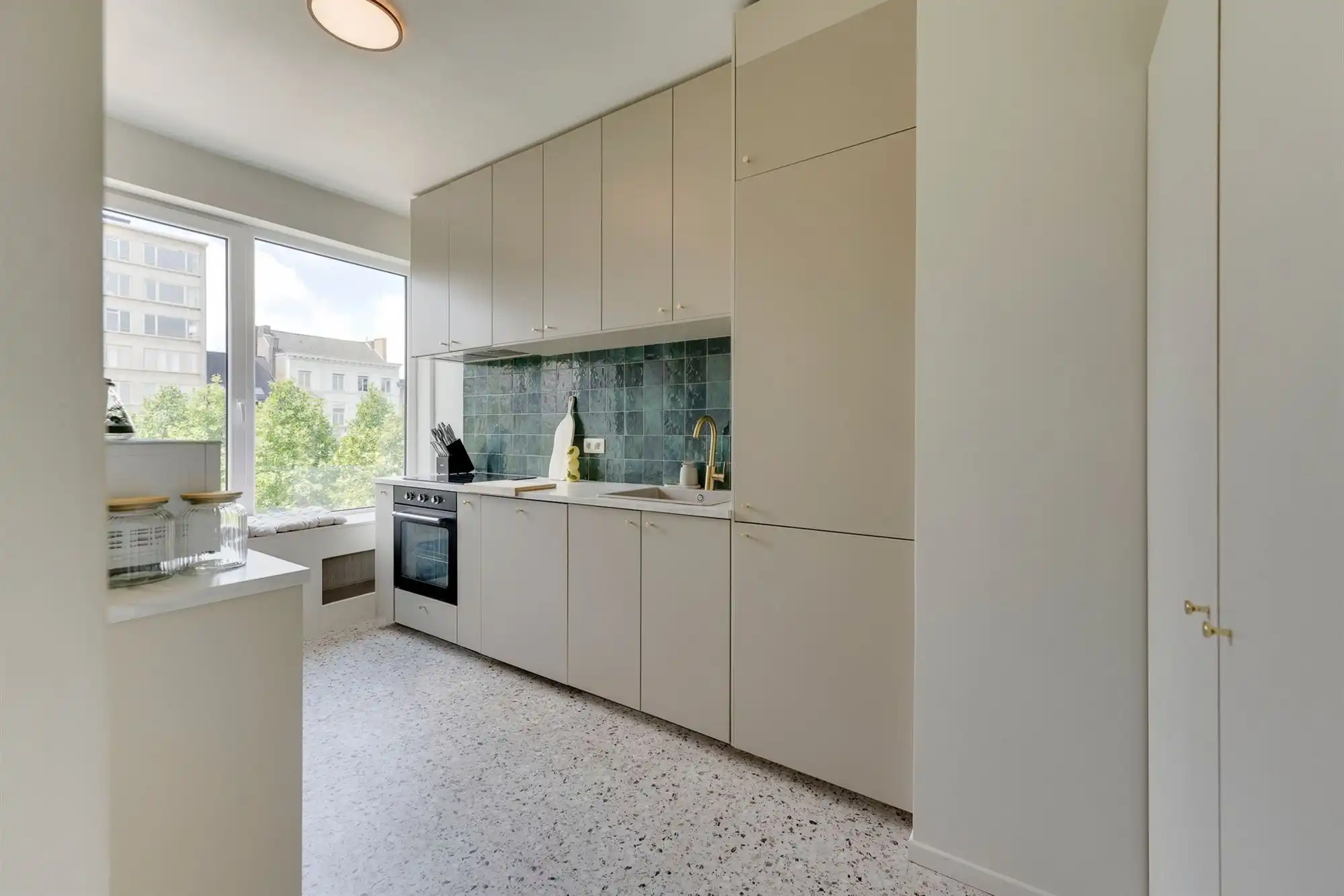 Stijlvol gerenoveerd stadsappartement met terras foto 8