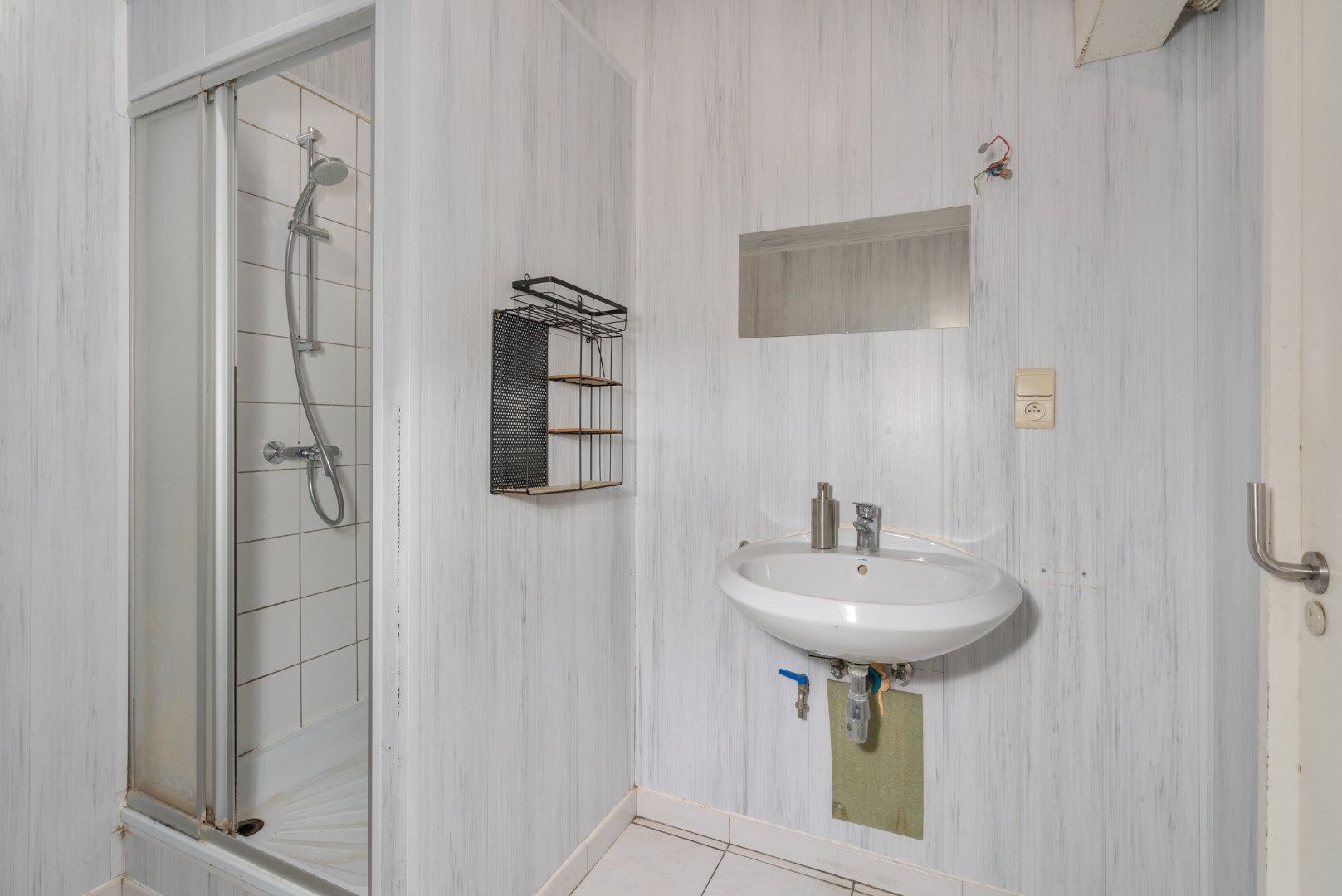 INSTAPKLARE WONING MET GARAGE EN UITWEG foto 8