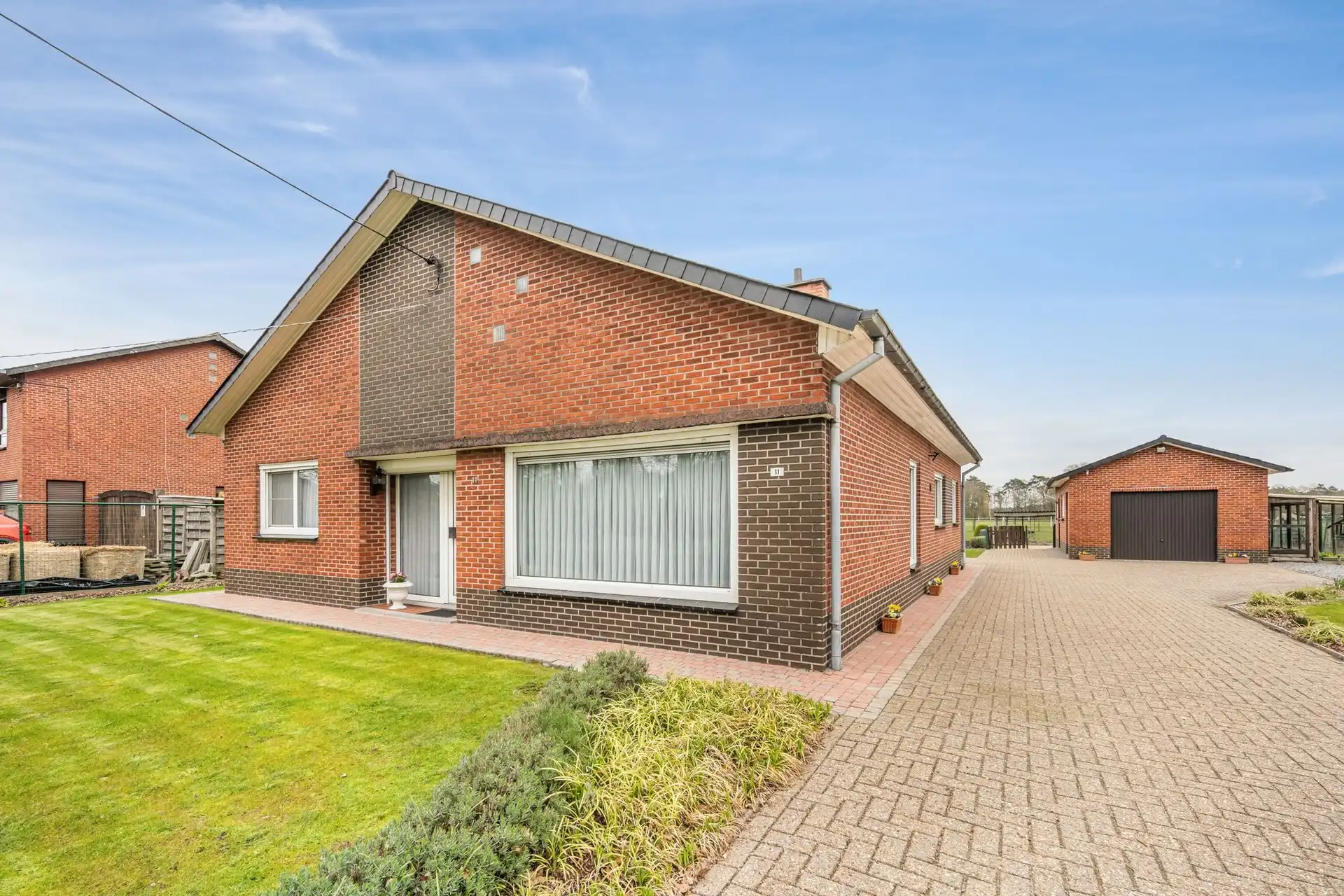 Vrijstaande eengezinswoning met bijhorende gronden foto 2