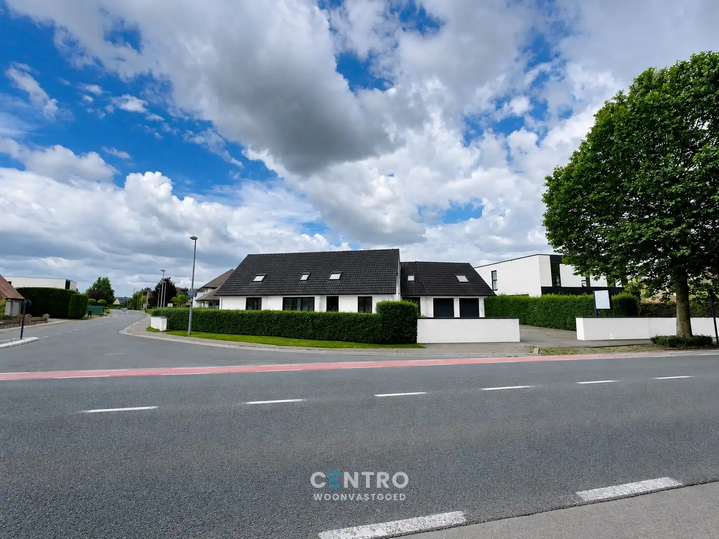 Vrijstaande VILLA (430m²) op een hoekperceel van ± 1.200 m² op invalsweg Roeselare (vlakbij de ring R32). Ook ideaal als KANGOEROEWONING. foto 3
