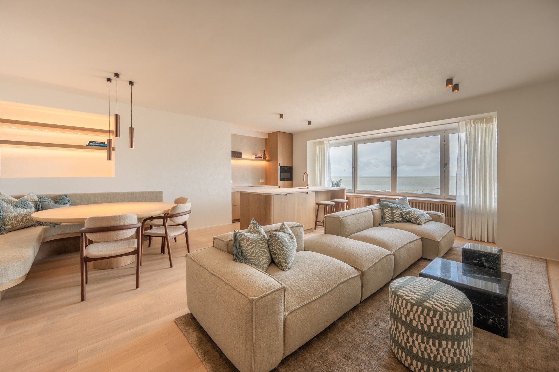 Gemeubeld: verfijnd gerenoveerd appartement op de zeedijk vlakbij het Rubensplein te Knokke! foto {{pictureIndex}}
