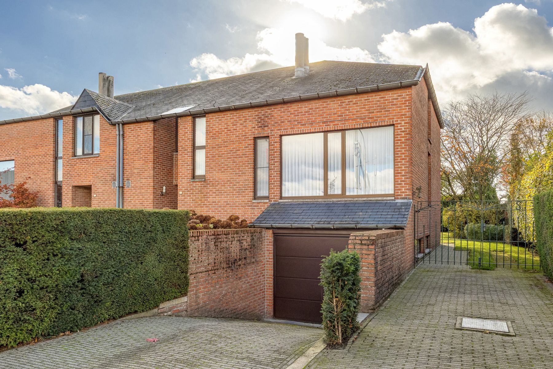 Ruime eigentijdse gezinswoning op een perceel van ca. 468m² in het centrum van Hoogstraten foto 2