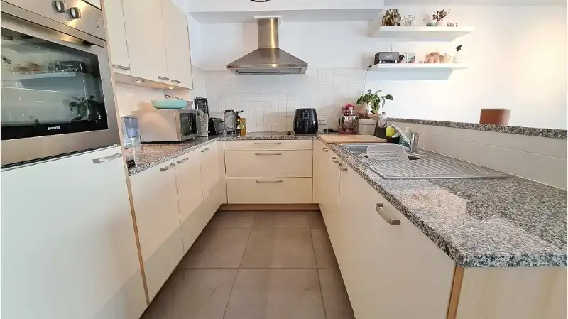 lichtrijk 2-slaapkamerappartement met TERRAS + AUTOSTANDPLAATS te huur in Torhout foto 3