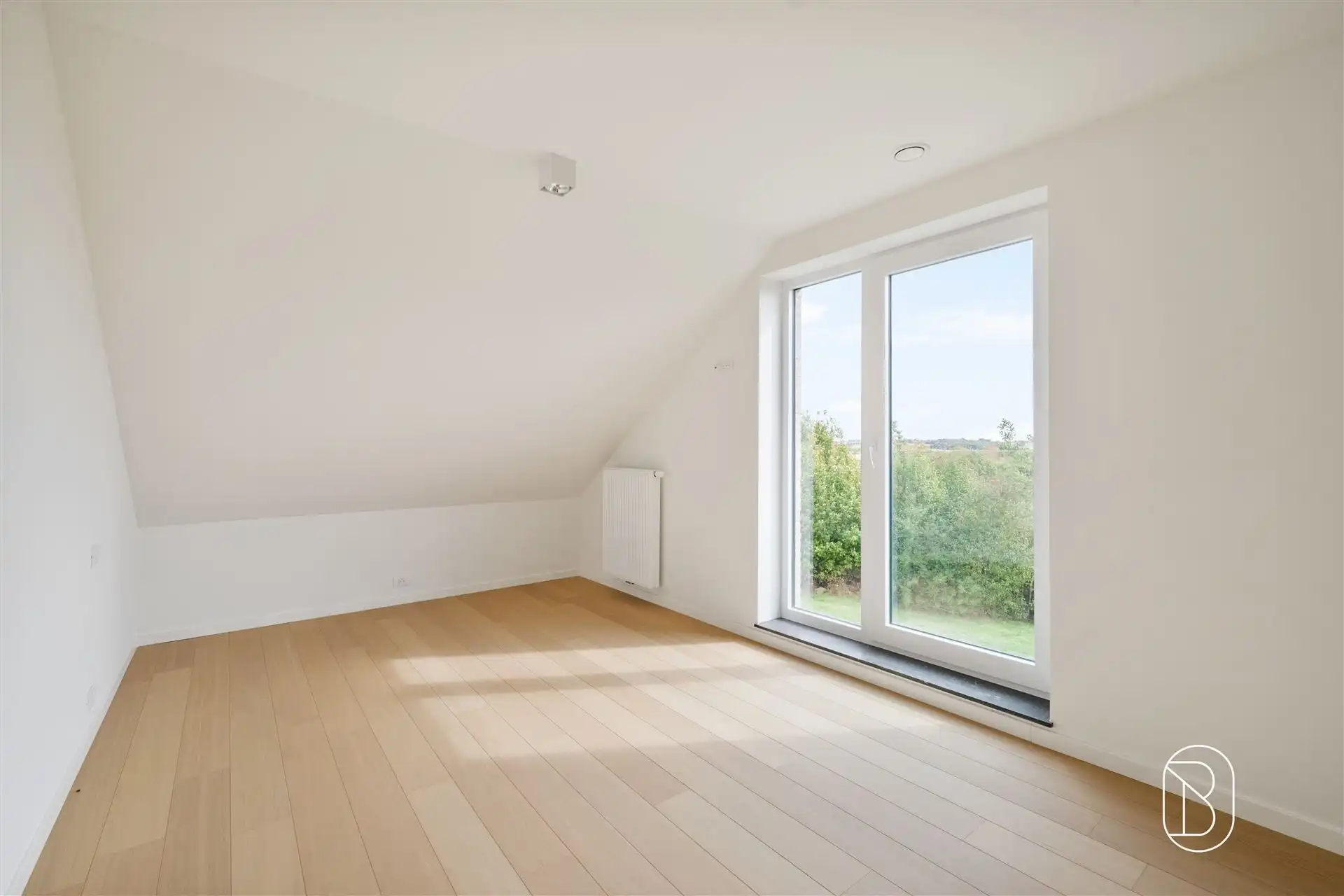 Topgelegen grote woning met 4 slk, omheinde tuin en garage. foto 14