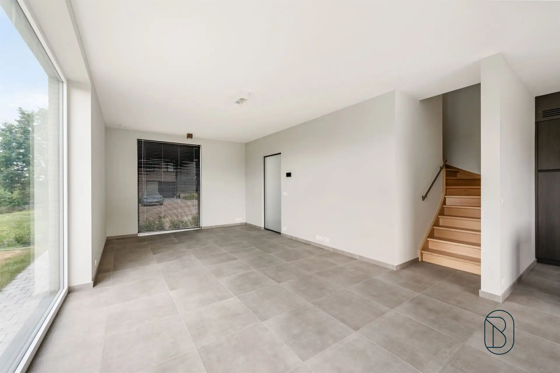 Recente halfopen bebouwing met 4 slaapkamers, tuin en garage foto 13