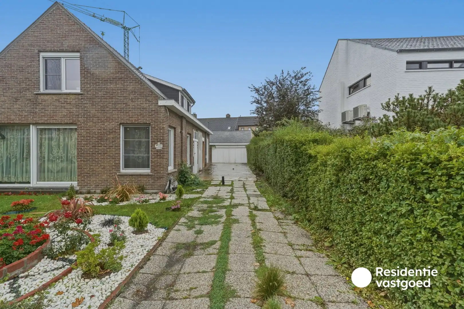 Halfopen woning met tuin en garage te koop foto 4