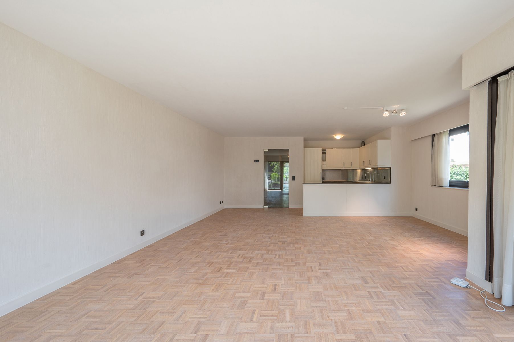 Ongemeubeld, hoekappartement nabij het Albertplein  foto 4