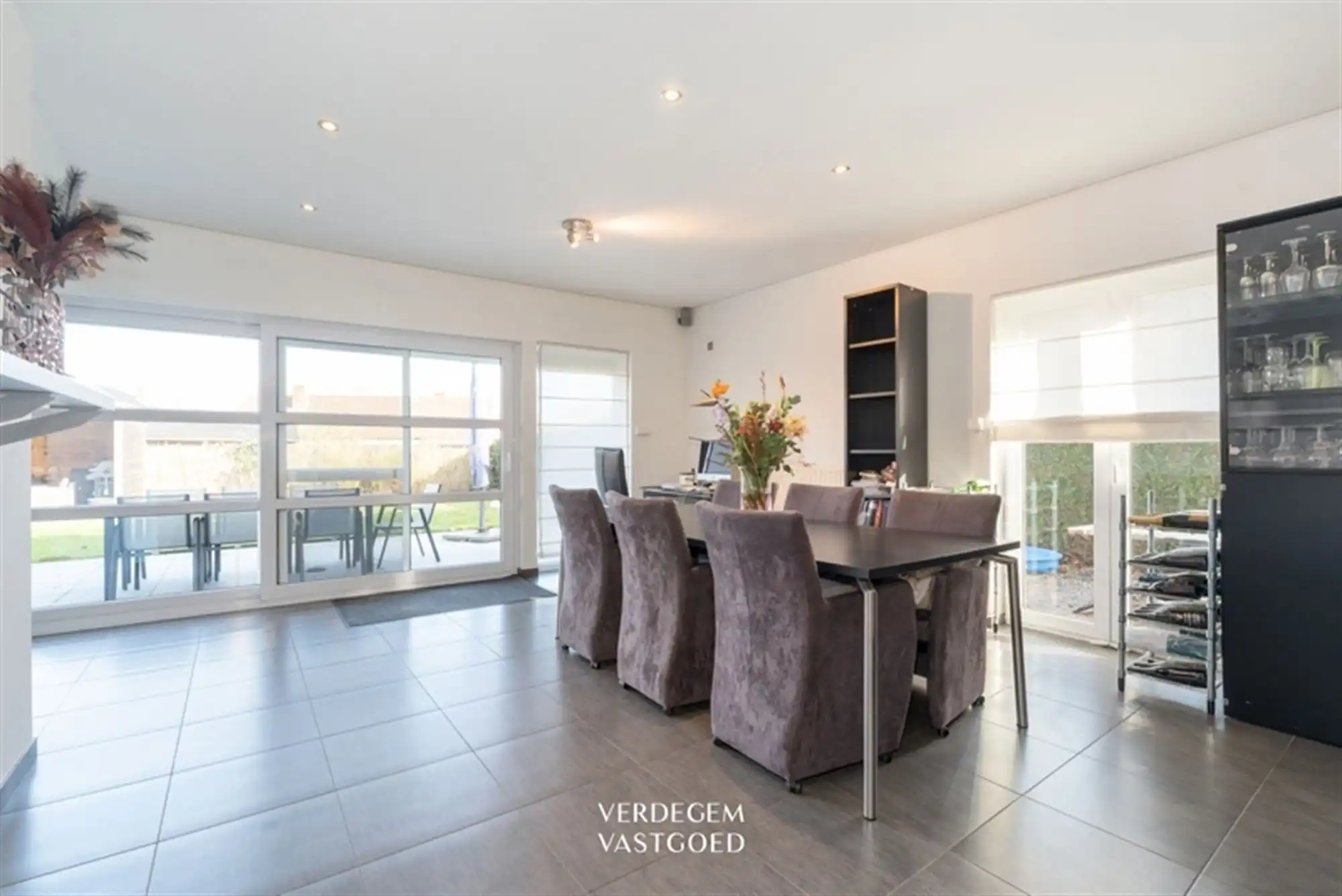 Ruime gezinswoning met 4 slaapkamers, garage en tuin in rustig straatje foto 3