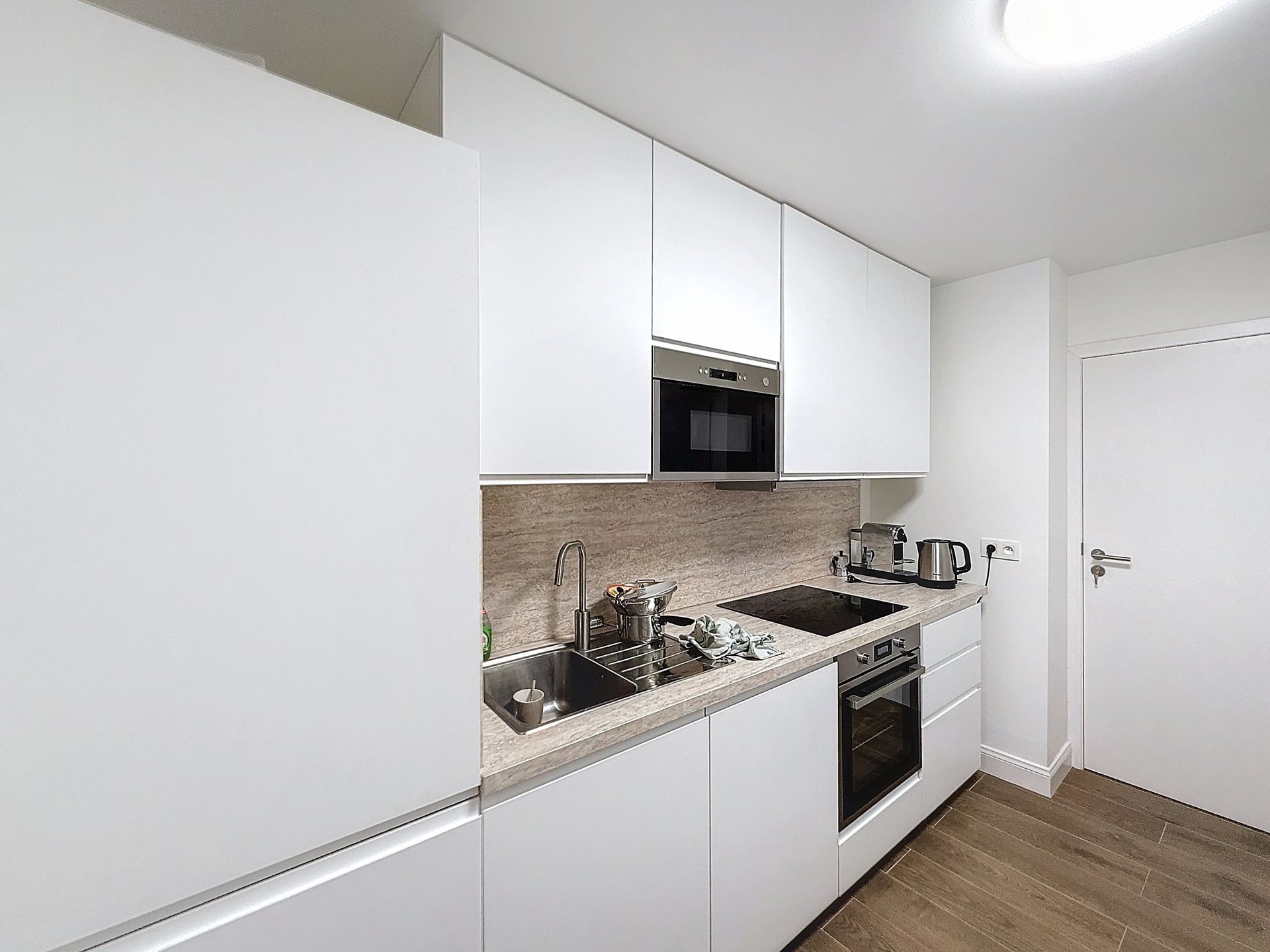 FLAGEY KAMER IN GEZELLIG GEZELSCHAP foto 2