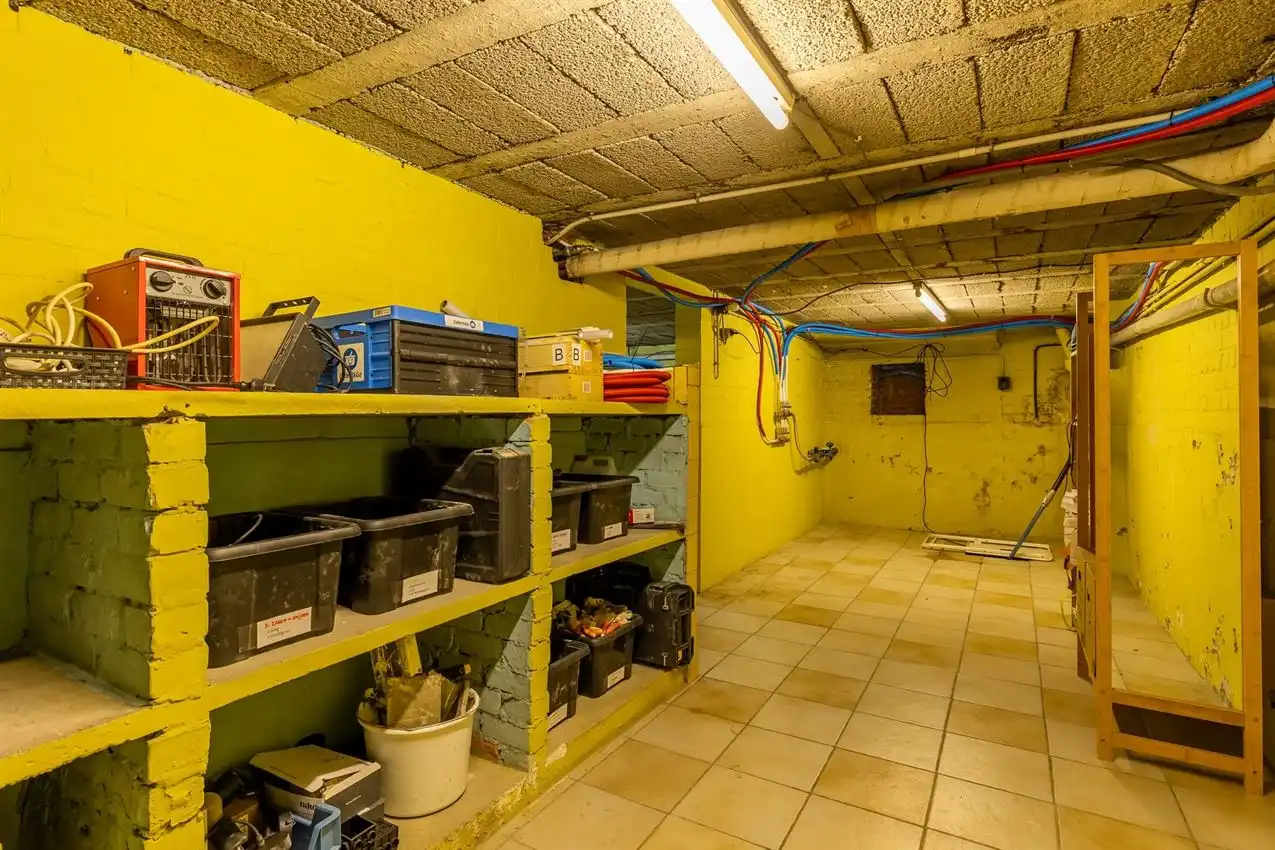 Ruime retrowoning met EPC C,  zuidtuin en achterliggende toegang. foto 24