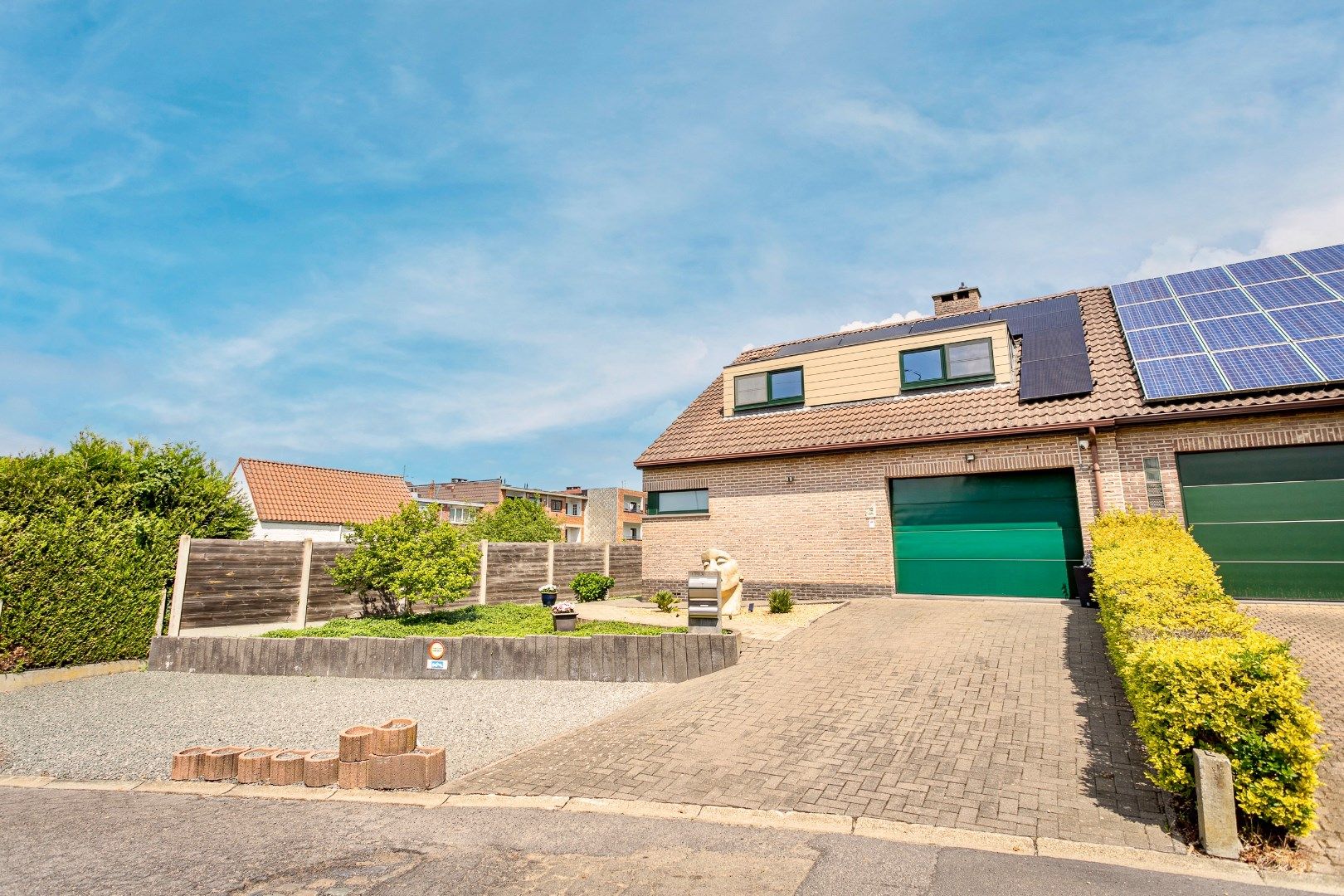 Rustig gelegen, energiezuinige woning op +/- 7a te Buizingen. foto {{pictureIndex}}