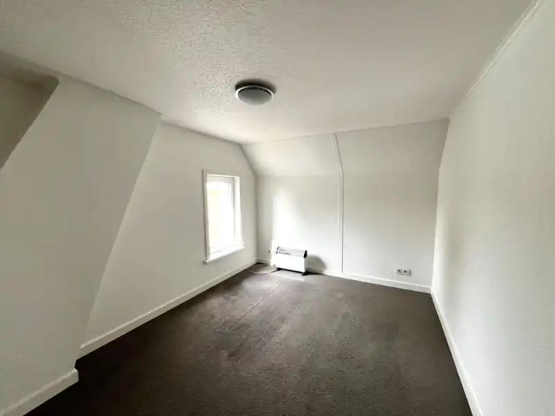 Landelijk gelegen woning met tuin en 3 garages foto 20