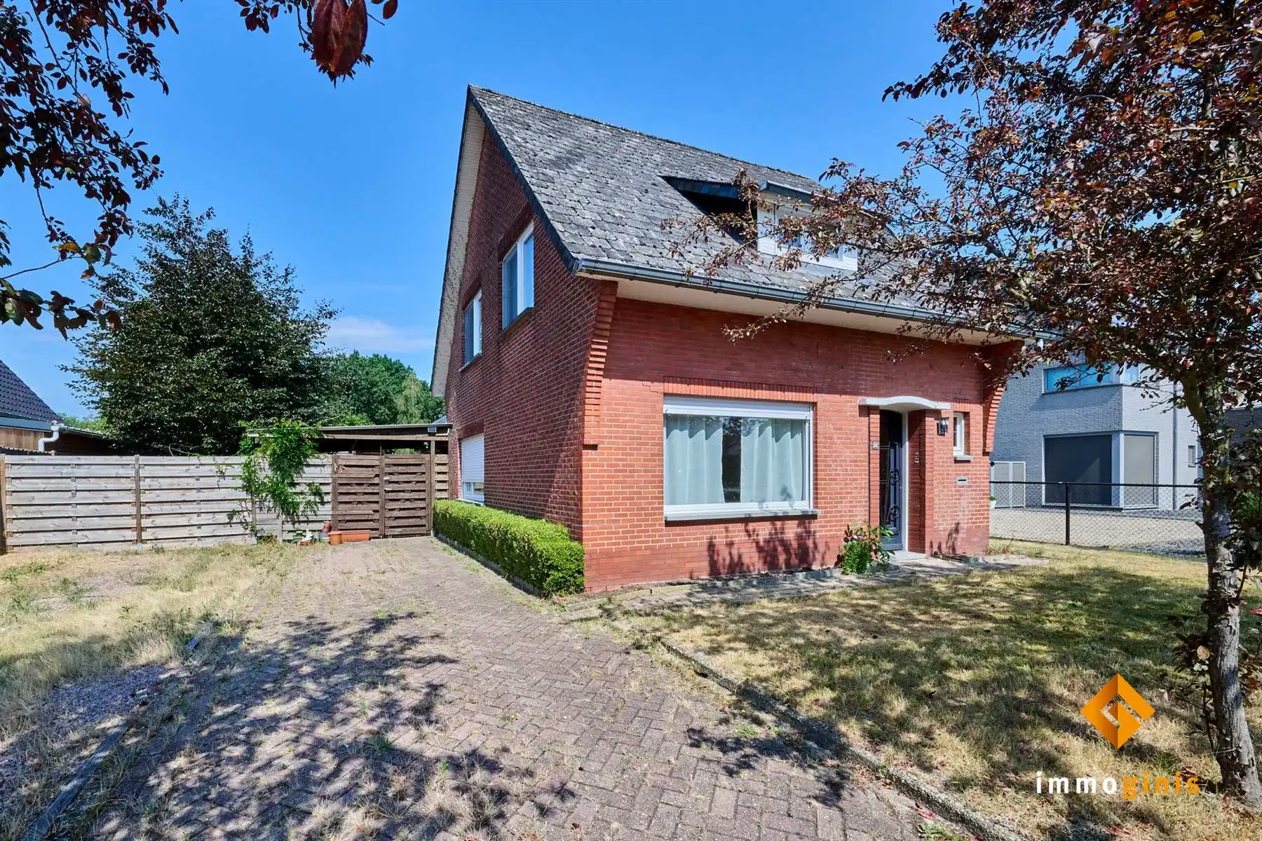 Hoofdfoto van de publicatie: Charmante woning met 3 slaapkamers op een ruim en groen perceel van 17 are in een rustige buurt.  